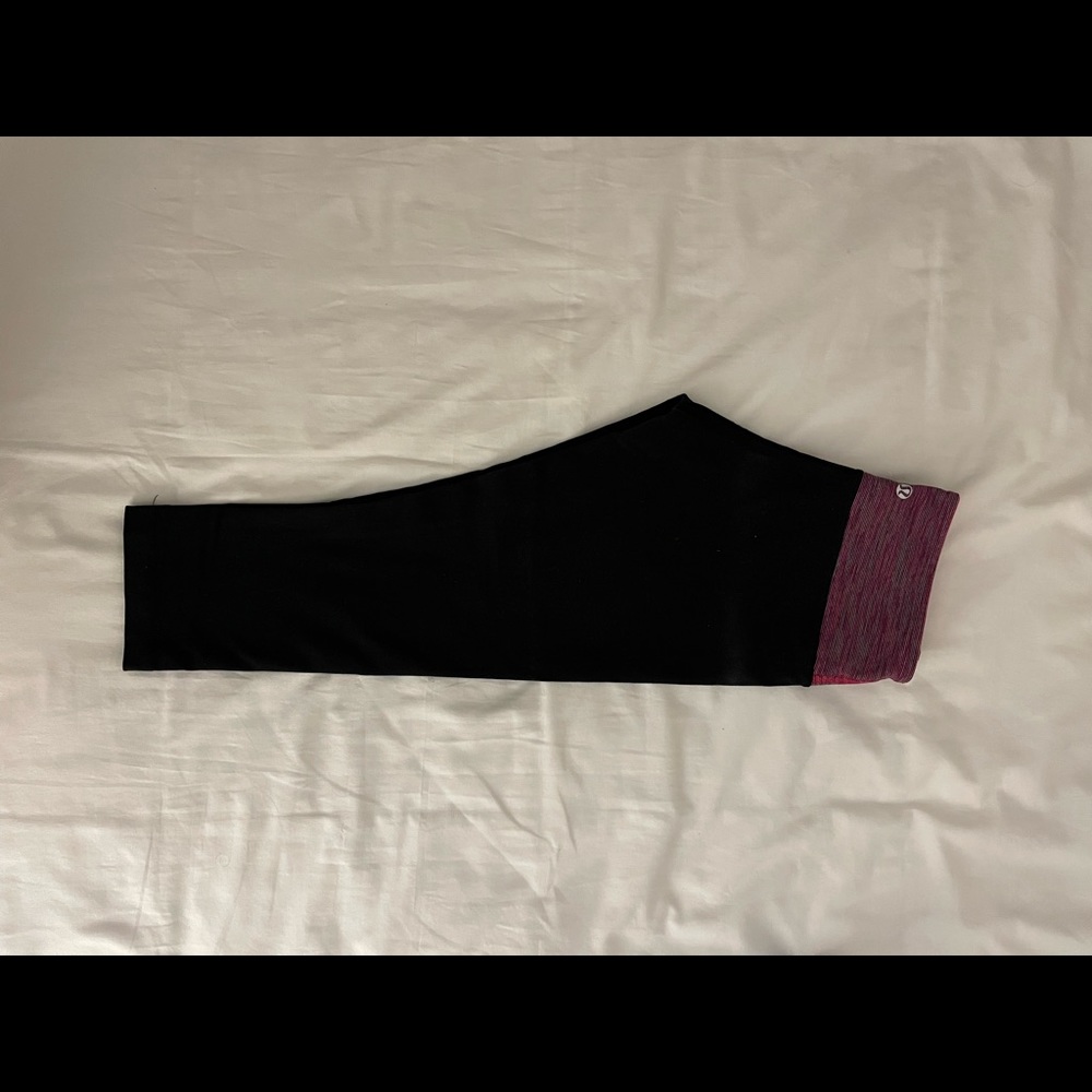 Lululemon Athletics Wonder Under capri leggings.